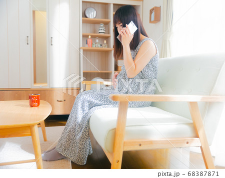 電話する辛そうな妊婦　4:3 68387871