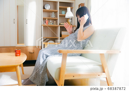 謝罪 説明 お願い 電話する妊婦 謝罪 説明 お願い 電話する妊婦 68387872