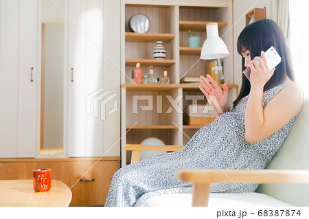 謝罪 説明 お願い 電話する妊婦 謝罪 説明 お願い 電話する妊婦 68387874