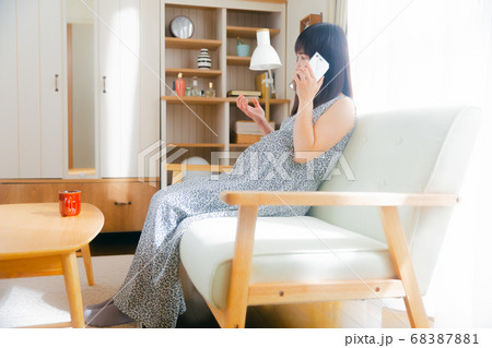 苛立ち　不満　電話する妊婦　身振り手振り　 68387881