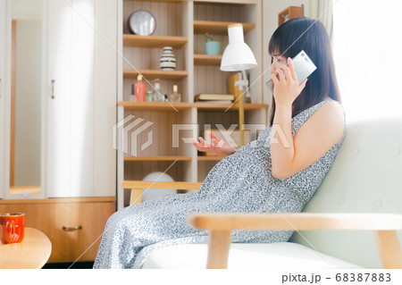 苛立ち 不満 電話する妊婦 身振り手振り 苛立ち 不満 電話する妊婦 身振り手振り 68387883