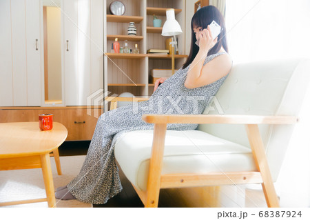 電話する妊婦　スマートフォン　 68387924