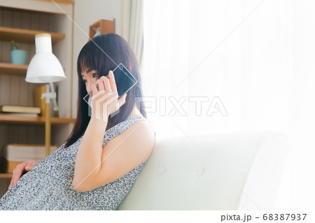 電話する妊婦　スマートフォン　コピースペース 68387937