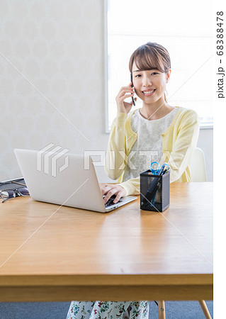 電話するテレワークの女性 電話するテレワークの女性 68388478