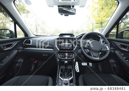 自動車の内観 68388481