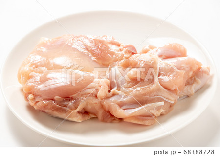 鶏モモ肉(生)。 鶏モモ肉(生)。 68388728