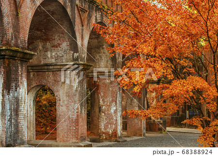 南禅寺水路閣の紅葉　京都の紅葉の名所　紅葉の絶景スポット 68388924