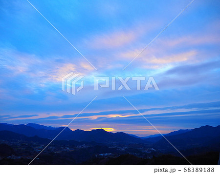 山頂の朝焼け雲 68389188