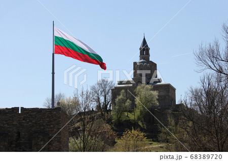 Flag of Bulgaria and the Tsarevets fortress in Veliko Tarnovo 68389720