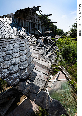 放棄され廃屋になった木造の建物 68389949