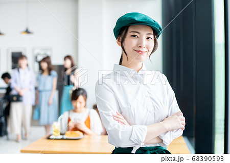カフェの若い店員 68390593