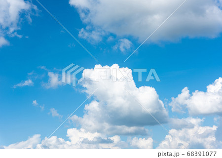 Beautiful cirrus clouds against the blue sky Beautiful cirrus clouds against the blue sky 68391077
