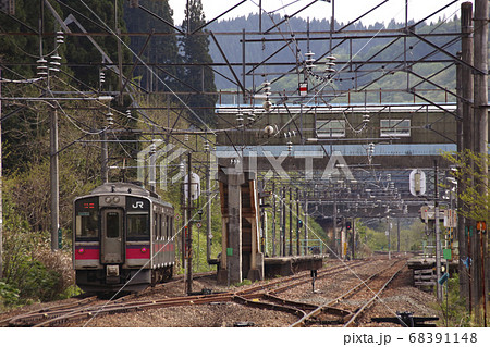 陣場駅に到着する奥羽本線（秋田⇔弘前-青森） 68391148