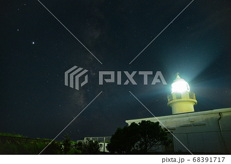 美しい夜空の天の川と灯台 68391717