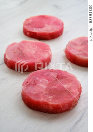 Fresh raw round tuna cutlet Fresh raw round tuna cutlet 68391800