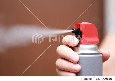 スプレー缶を噴射するシニアの指 68392636