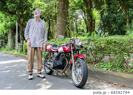 バイクライフ ツーリングを楽しむシニアライダー バイクライフ ツーリングを楽しむシニアライダー 68392794