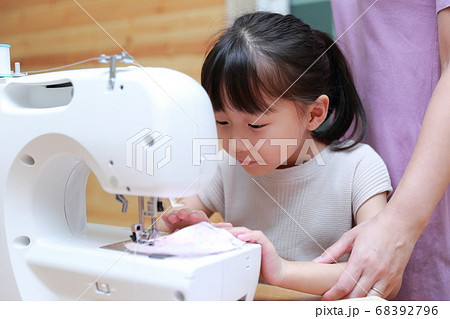 ママにミシンを教わる女の子 ママにミシンを教わる女の子 68392796
