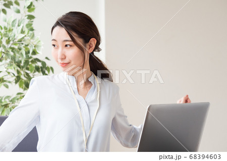 テレワーク中の女性 テレワーク中の女性 68394603