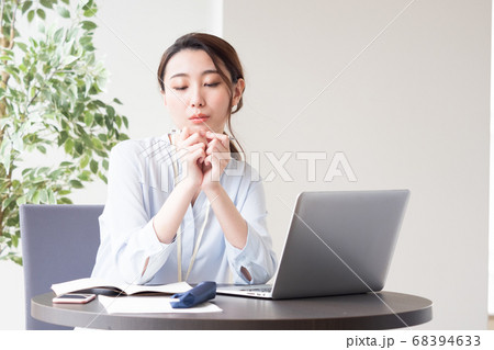 テレワーク中の女性 テレワーク中の女性 68394633