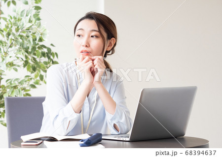 テレワーク中の女性 テレワーク中の女性 68394637