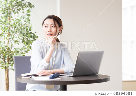 テレワーク中の女性 テレワーク中の女性 68394681