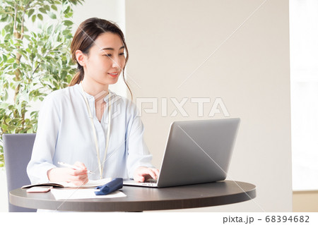テレワーク中の女性 テレワーク中の女性 68394682