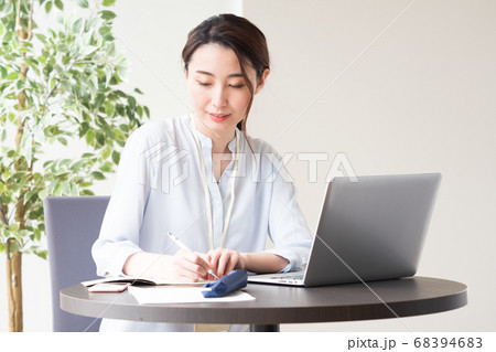 テレワーク中の女性 テレワーク中の女性 68394683
