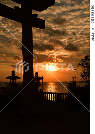 伊和都比売神社鳥居からの夕日 68398366