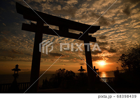 伊和都比売神社鳥居からの夕日 68398439