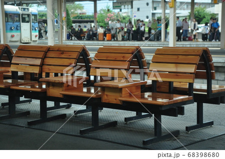 駅のベンチ　旅行イメージ 68398680