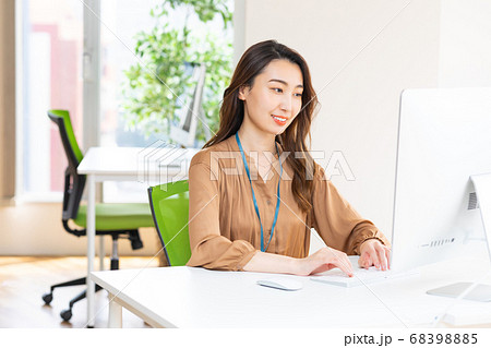 仕事中のビジネスウーマン　写真素材 68398885