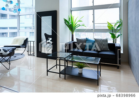 ソファーとローテーブルのあるリビングルーム ソファーとローテーブルのあるリビングルーム 68398966