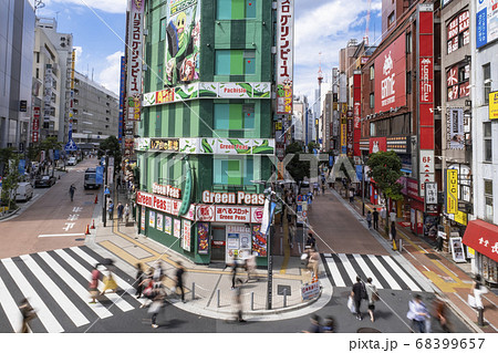 都市風景　新宿駅東南口前の街並み　東京都新宿区 68399657