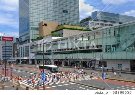 都市風景 歩行者が行き交う新宿駅甲州街道改札前 東京都新宿区 都市風景 歩行者が行き交う新宿駅甲州街道改札前 東京都新宿区 68399659