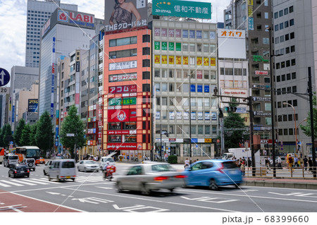都市風景 新宿駅前 西新宿1丁目交差点の雑踏 東京都新宿区 都市風景 新宿駅前 西新宿1丁目交差点の雑踏 東京都新宿区 68399660
