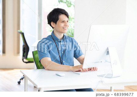 デスクワークしている男性 デスクワークしている男性 68399677