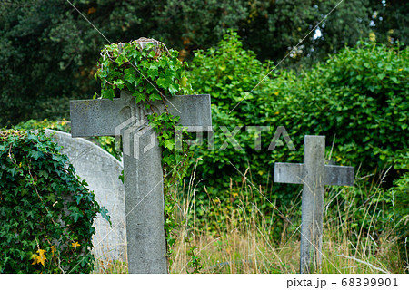 海外の古い墓地　ロンドン　 68399901
