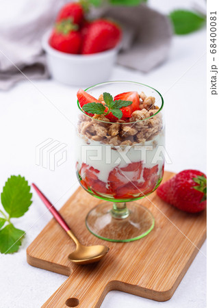 Dessert with strawberry, yogurt and granola 68400081