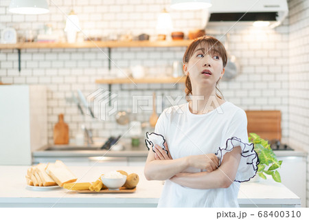 炭水化物ダイエットを実行しようとしている若い女性 炭水化物ダイエットを実行しようとしている若い女性 68400310
