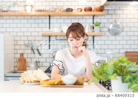 炭水化物ダイエットを実行しようとしている若い女性 炭水化物ダイエットを実行しようとしている若い女性 68400315