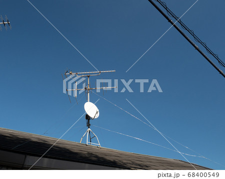 衛星放送受信用のパラボラアンテナと地上波放送受信用の八木宇田アンテナ 68400549
