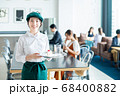 カフェの若い店員 68400882