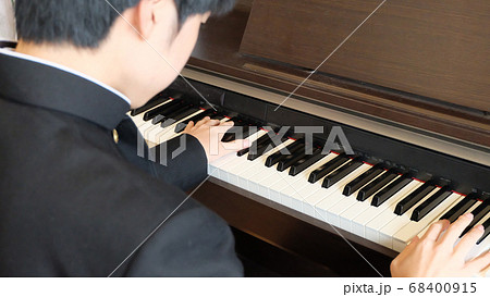学ランを着た高校生男子のピアノの練習の手 学ランを着た高校生男子のピアノの練習の手 68400915