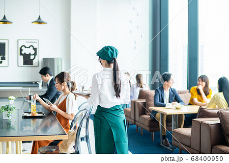 カフェの店内風景 カフェの店内風景 68400950