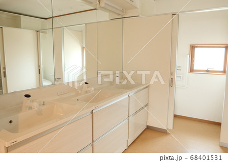 建物施設写真 福祉施設 車椅子利用洗面所内装 清潔で明るい施設の内装 建物施設写真 福祉施設 車椅子利用洗面所内装 清潔で明るい施設の内装 68401531