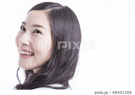 笑顔の女性 笑顔の女性 68401568