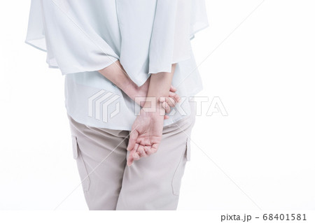 女性の後姿 68401581