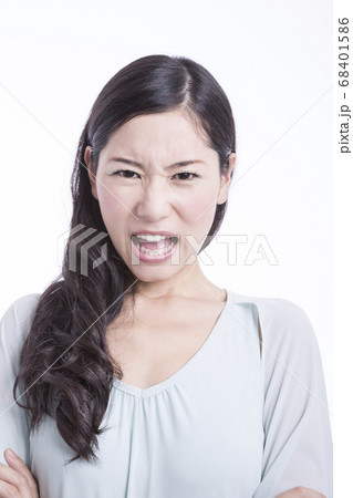 怒る女性 68401586