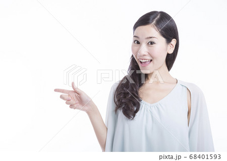 指差しをする女性 指差しをする女性 68401593